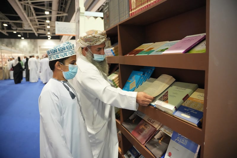 إصدارات متنوعة للأوقاف في معرض مسقط الدولي الكتاب؛ تعرّف على أبرزها