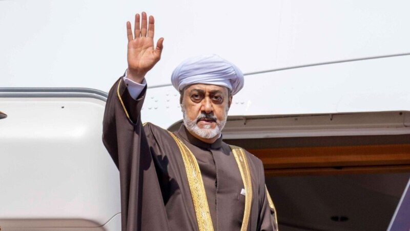 يرافقون جلالة السلطان في زيارة الجزائر: 9 مسؤولين رفيعي المستوى