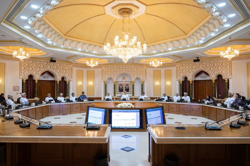 في اجتماع ترأسه سمو السيد بلعرب: بلدي مسقط يناقش لجنة إدارة الحي والممشى الطبيعي في المسفاة