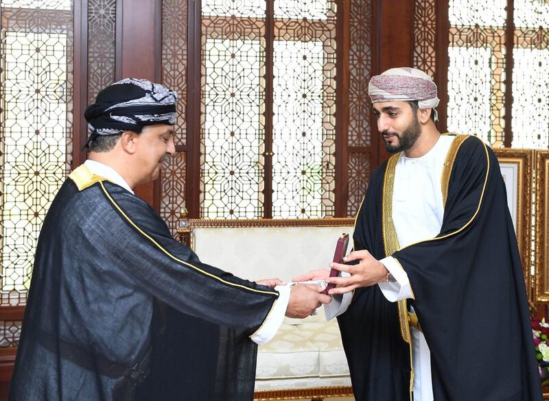 جلالة السلطان يمنح أوسمة لـ 3 إعلاميين