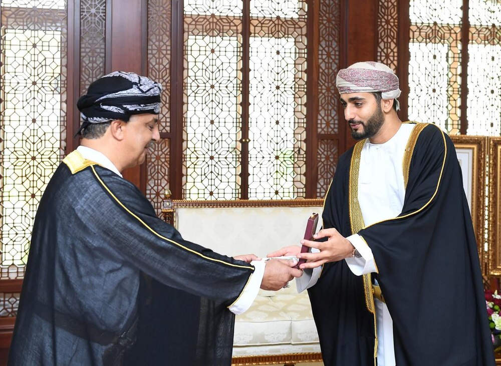 جلالة السلطان يمنح أوسمة لـ 3 إعلاميين
