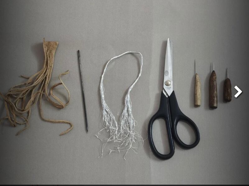 حرفية توضح مراحل دبغ الجلود وصناعتها