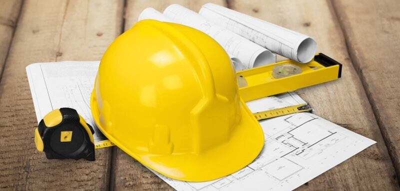ما هي التزامات المقاول والمهندس في البناء؟