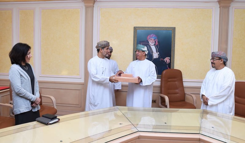 السعيدي يكرّم المنظري ويؤكد: السلطنة تتمتع بمكانة متميزة في المحافل الدولية