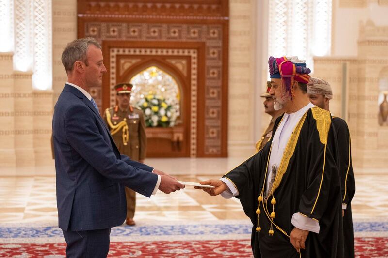 بالصور: جلالة السلطان يتقبّل أوراق اعتماد مجموعة من السفراء