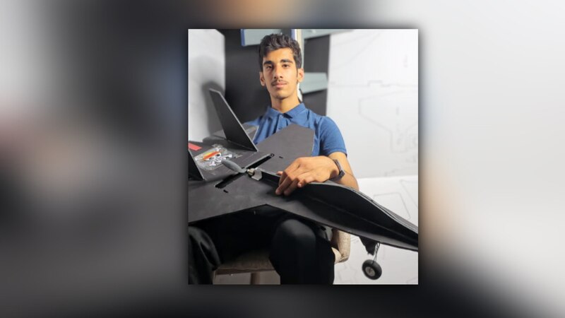 بالصور: مبتكر “الطائرة اللاسلكية” يتحدث عن ابتكاره ويوضح تقنيتها الجديدة