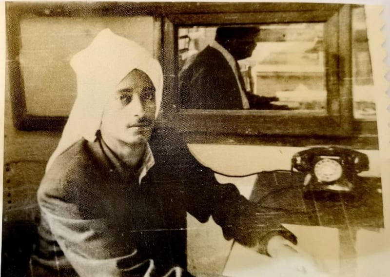 يزاول مهام عمله كمحاسب في مكتبه بوزارة الأشغال الكويتية