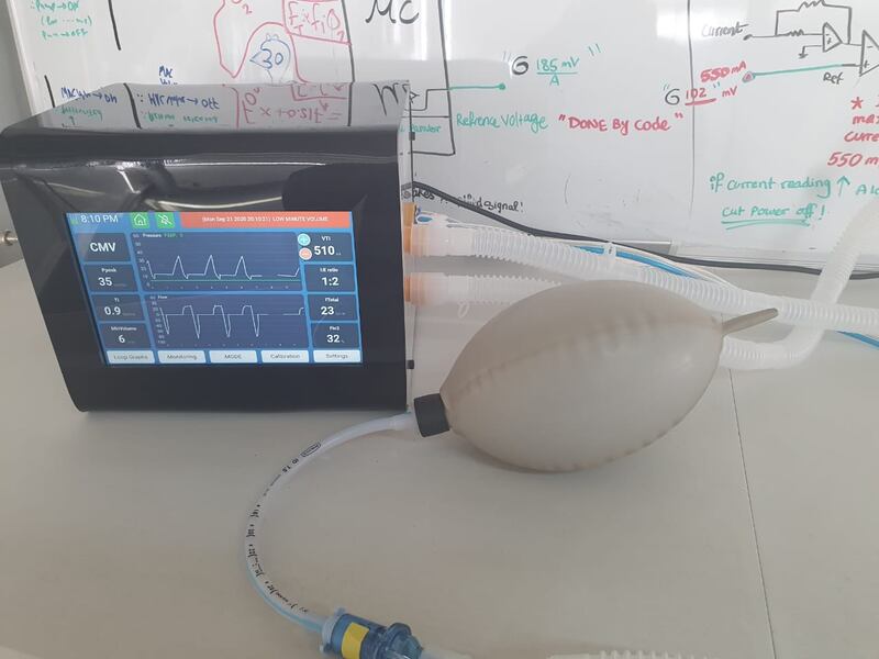 بالصور: شركة عُمانية تبتكر جهاز تنفس اصطناعيًا بميزة مُتفرِّدة