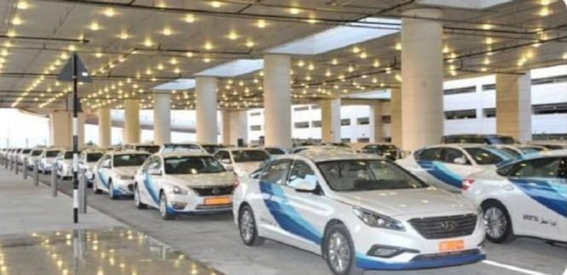 تجمّع أصحاب سيارات أجرة في مطار مسقط الدولي ومصدر يوضح حول القرار الجديد