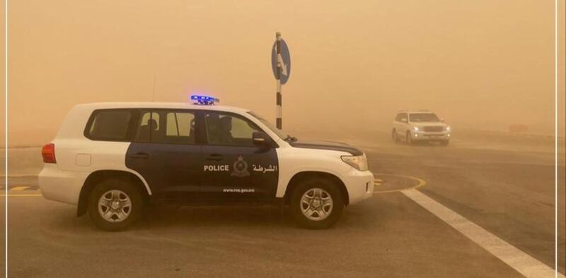 الشرطة تُحذِّر: عواصف رملية مع تدنٍّ في الرؤية الأفقية على طريق أدم – ثمريت