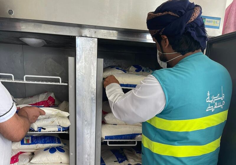 بالصور: إتلاف أغذية واتخاذ إجراءات قانونية ضد المخالفين