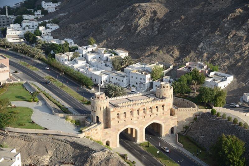 وفد يمني رفيع المستوى يصل إلى السلطنة