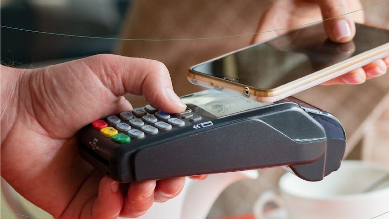 خدمة “ظفار باي” من بنك ظفار توفر تجربة تسوّق مريحة؛ فماذا يقول الزبائن عنها؟
