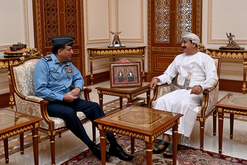 وزير المكتب السُّلطاني يستقبل مسؤولاً باكستانيًا