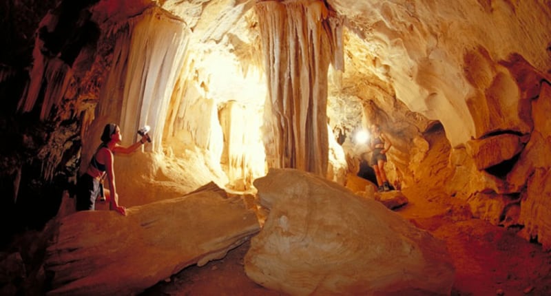 عمره 50 مليون سنة وموجود في السلطنة: تعرّف على واحد من أعظم وأجمل العجائب الطبيعية