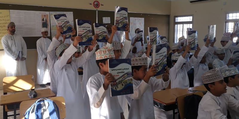 مدرسة تُقدِّم حلًا لثقل الحقيبة المدرسية.. ومديرها يوضحه