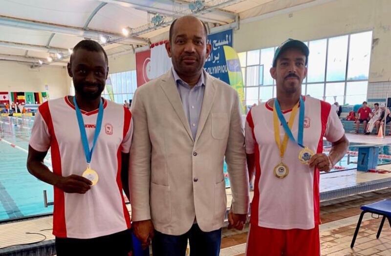 سباحان عمانيان يحصدان الميداليات في بطولة عربية