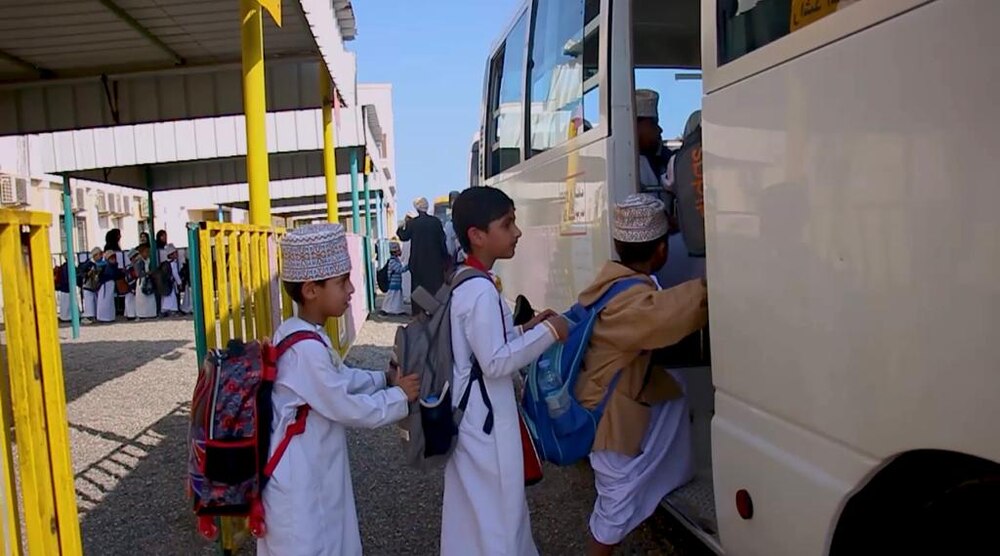 بالصور: مدرسة توفّر حلّا تقنيا لإيصال طلبتها إلى منازلهم بسلام