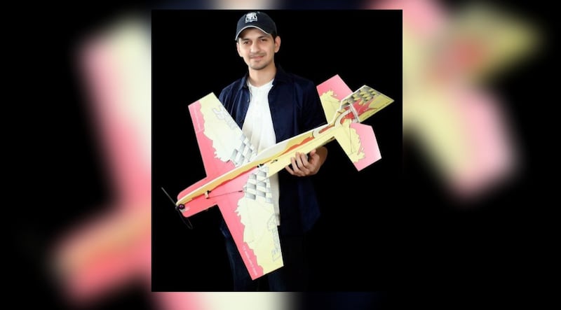 شاب عُماني شغوف بالطائرات اللاسلكية ويقوم بصناعتها