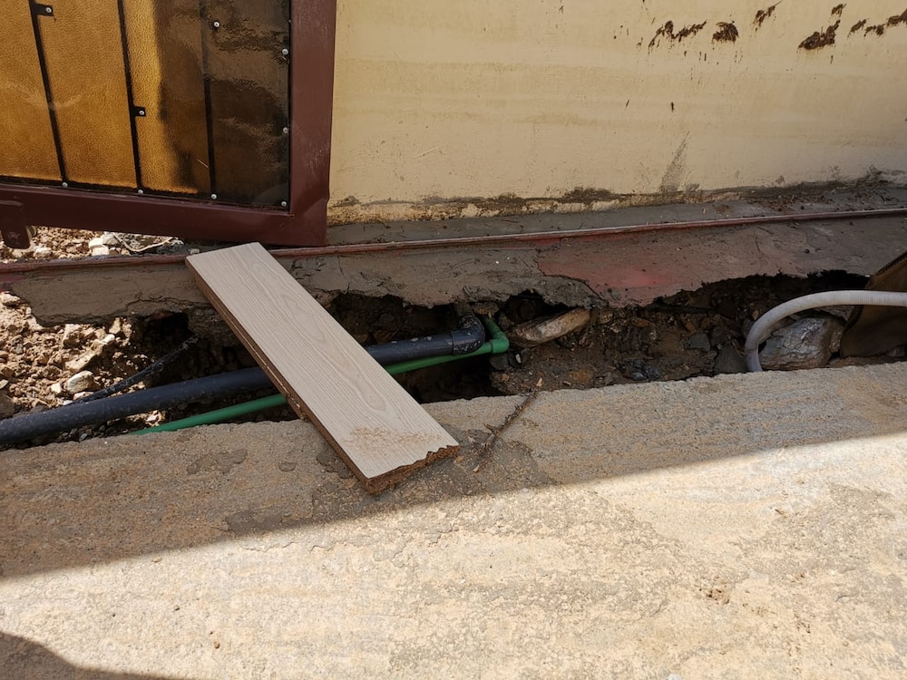 بالصور: الأمطار تدخل منزلًا جديدًا وتكشف المستور.. فمن هو المسؤول؟