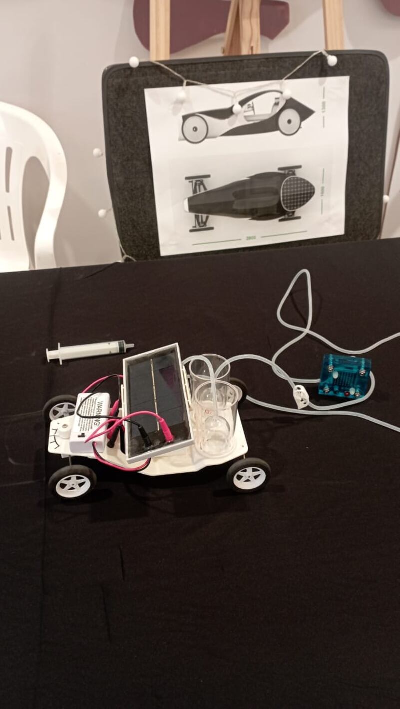 طالبة ذات 18 ربيعًا تبتكر سيارة هيدروجينية تعمل بالماء