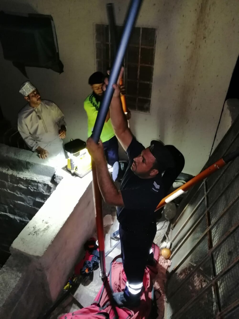 سقوط شخص في بئر وإسعافه للمستشفى