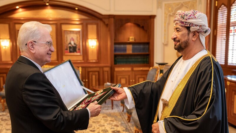 جلالة السلطان يمنح وسامًا