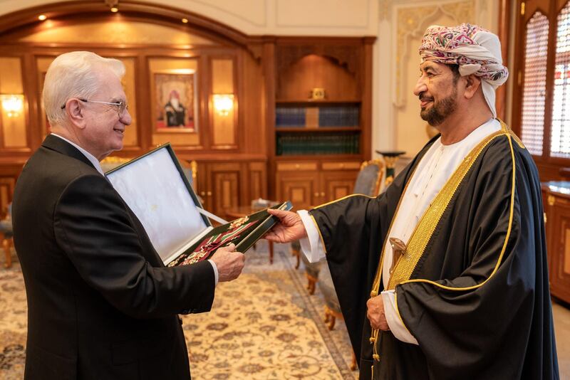 جلالة السلطان يمنح وسامًا