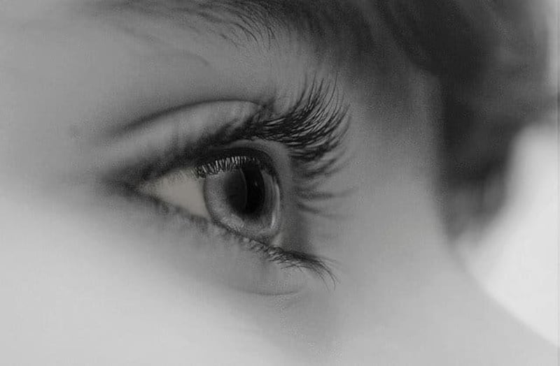 يُقولون: رفّة العين مؤشر لخبر سار أو سيئ، لكن ماذا يقول العلم؟