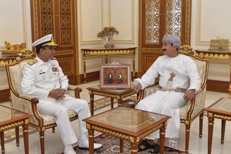 وزير المكتب السلطاني يستقبل مسؤولًا عسكريًا باكستانيًا
