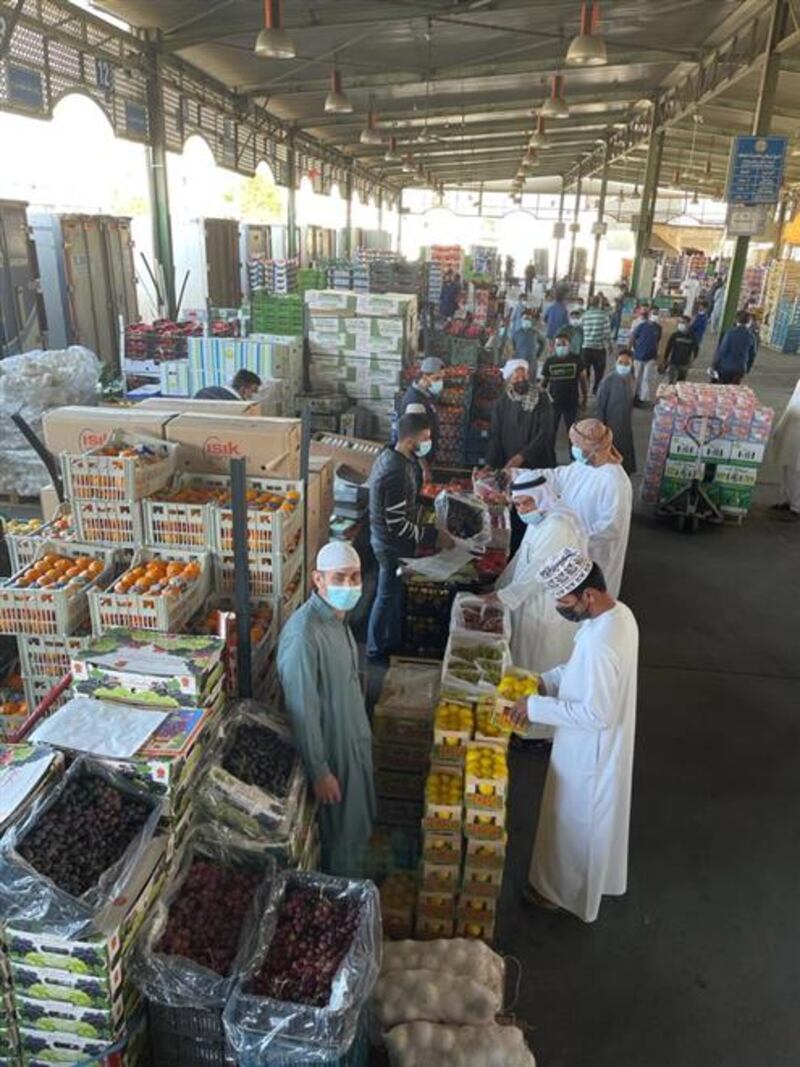 أصناف مختلفة من مزارع السلطنة تُباع في السوق المركزي بالموالح