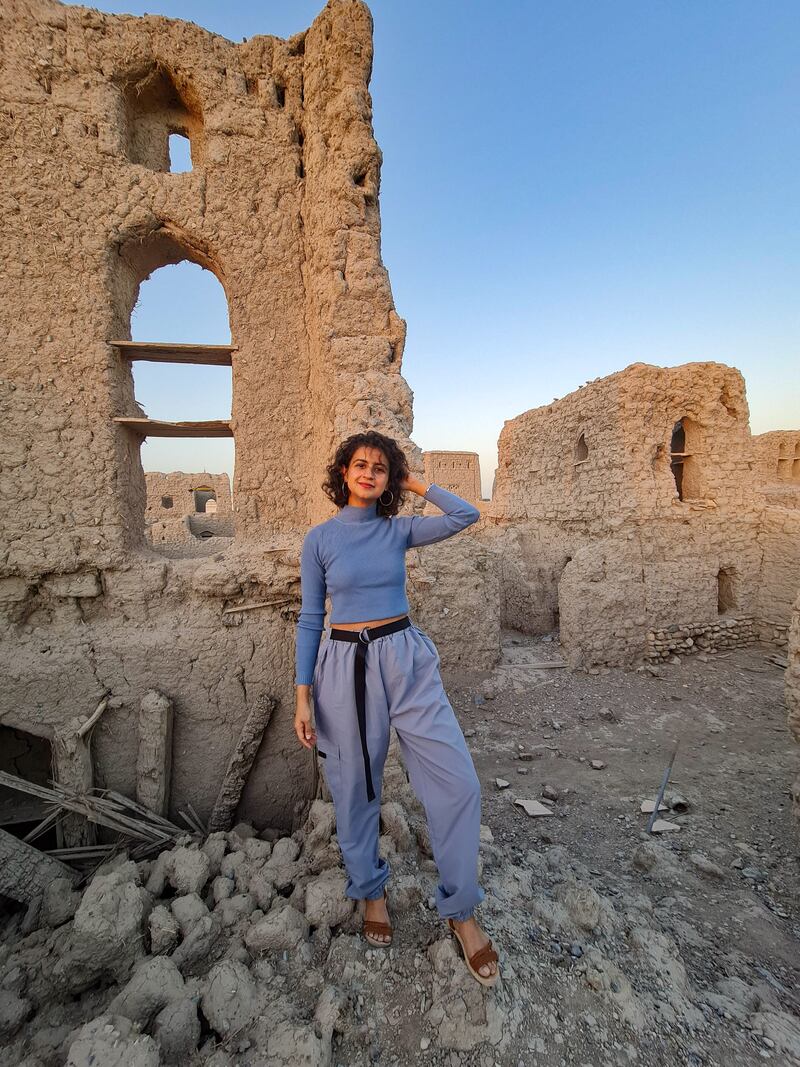 مقيمة تجوب الأماكن السياحية وتُعرّف الآخرين بجمال الطبيعة العمانية عبر حساباتها