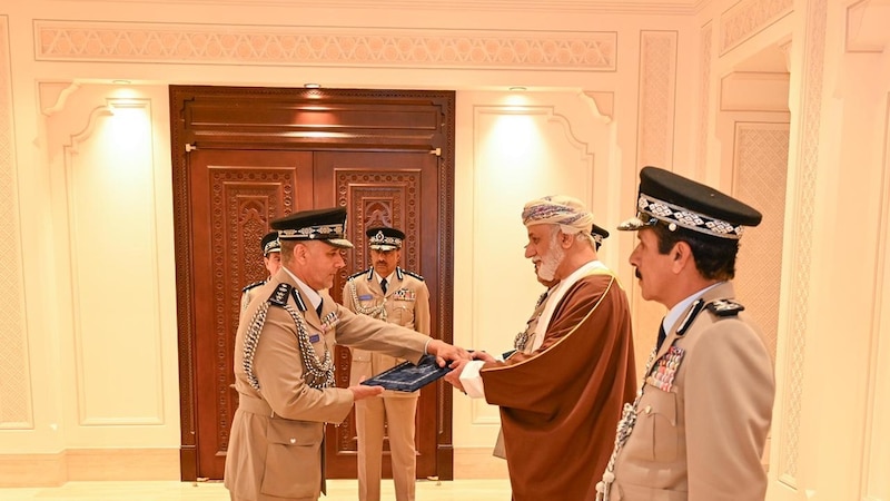 جلالةُ السُّلطان المعظّم ينعم بميدالية الثناء السُّلطاني على عددٍ من كبار ضباط شرطة عُمان السُّلطانية وهيئة الدفاع المدني والإسعاف