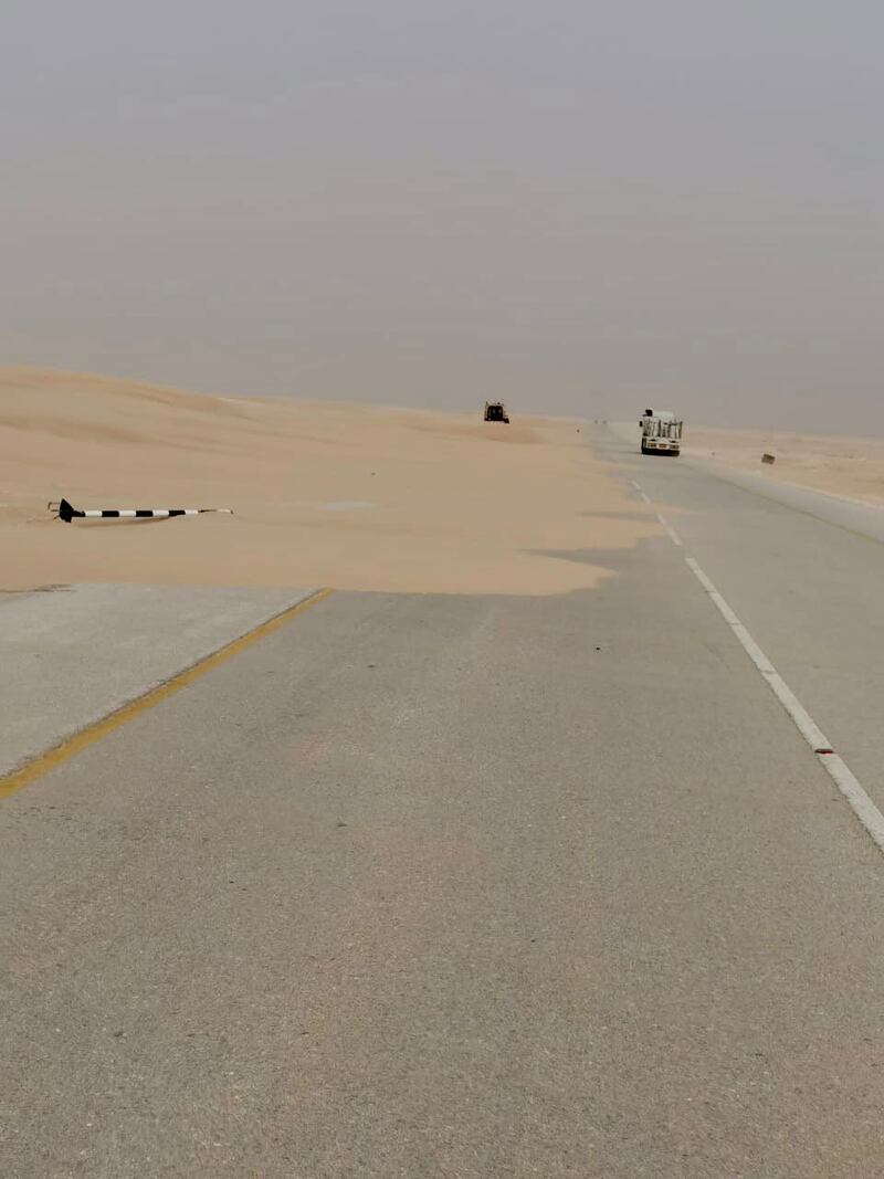 صور ومقاطع توضح ازدحامًا في طريق نزوى – ثمريت..وبعض سالكيه يوضحون الأسباب