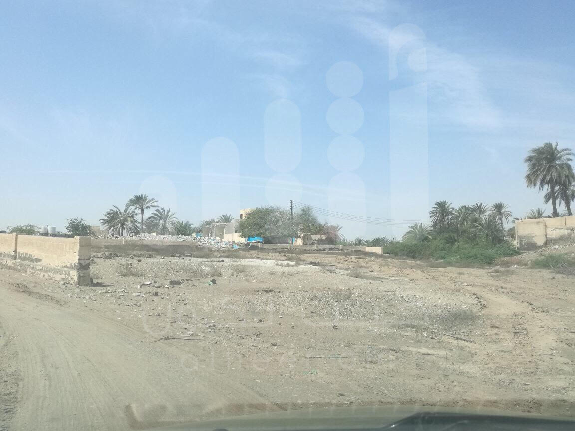 شاحنة تستبيح حرمات مقبرة بصحم.. والأهالي يشتكون