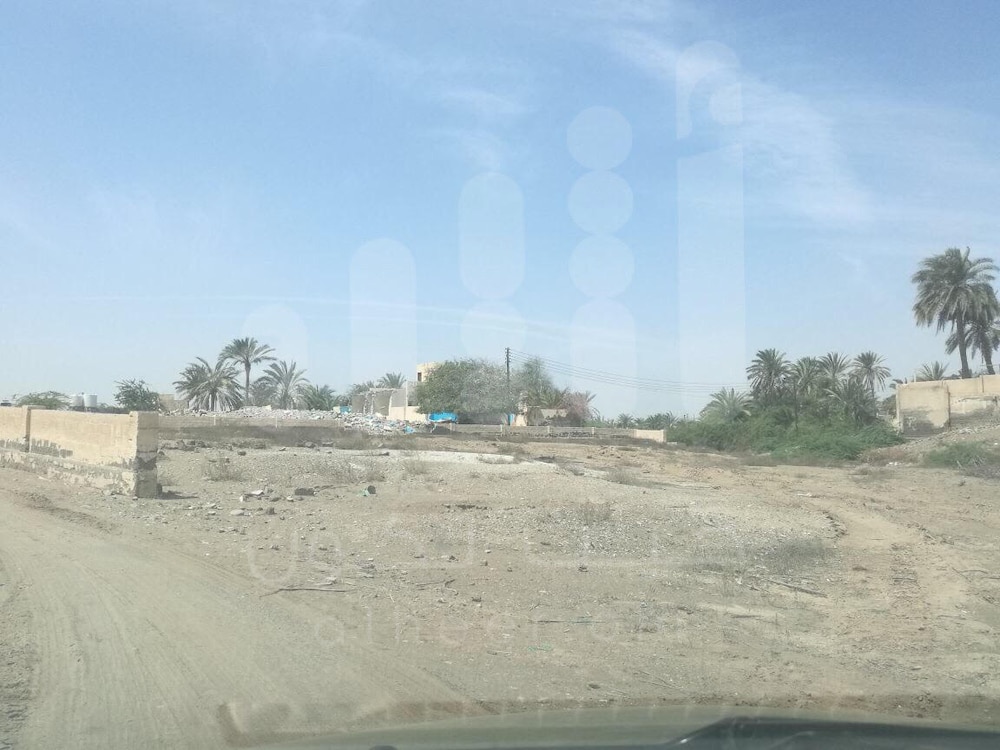 شاحنة تستبيح حرمات مقبرة بصحم.. والأهالي يشتكون
