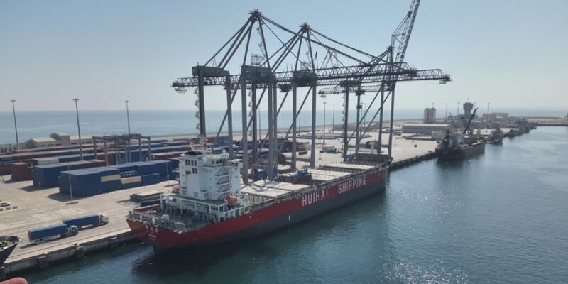 مزودة بأنظمة وتقنيات متقدمة: محطة الحاويات في الدقم تبدأ عملياتها