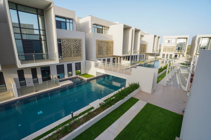 في السيب: بالصور، تسليم 21 فيلا يحيط بها أكبر حوض مائي في مجمع سكني بالسلطنة