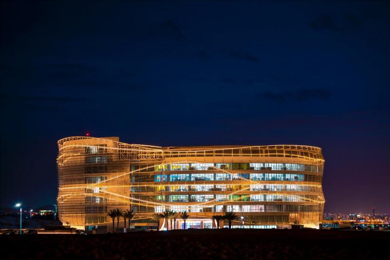 من “بدايات صغيرة” إلى  “عمانتل”.. محطات مهمة لقطاع الاتصالات في السلطنة