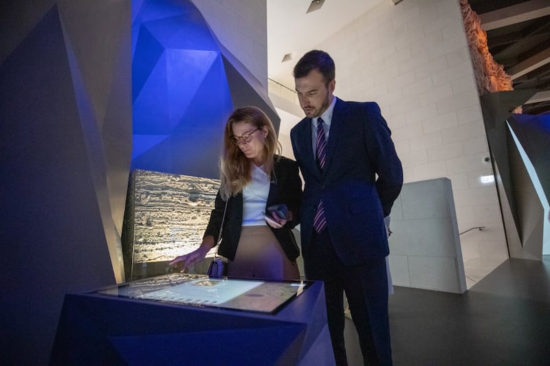 سفراء يعبرون عن انطباعهم بزيارة متحف عمان عبر الزمان