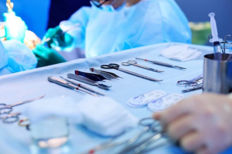 فريق طبي عماني يُجري عملية بطريقة جديدة ونادرة ومُبتكرة