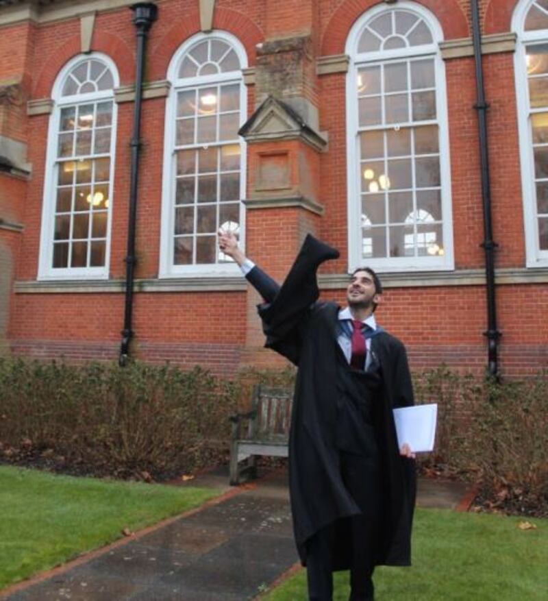 طالب عُماني يحصد الامتياز مع مرتبة الشرف من بريطانيا