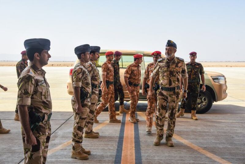 جلالة السلطان يزور قاعدة أدم الجوية