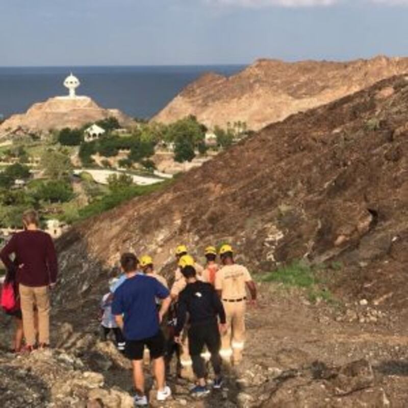 إنقاذ شخص سقط من أعلى جبل بمطرح