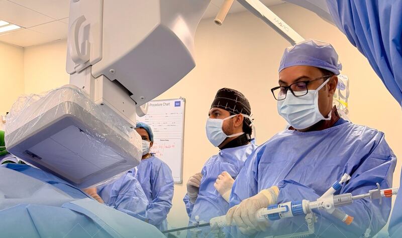 طبيبان عمانيان يقودان أول عملية لاستبدال الصمام ثلاثي الشرفات بالقسطرة