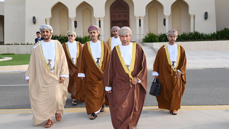 بتكليف من جلالة السلطان: العوفي يتوجه إلى شرم الشيخ