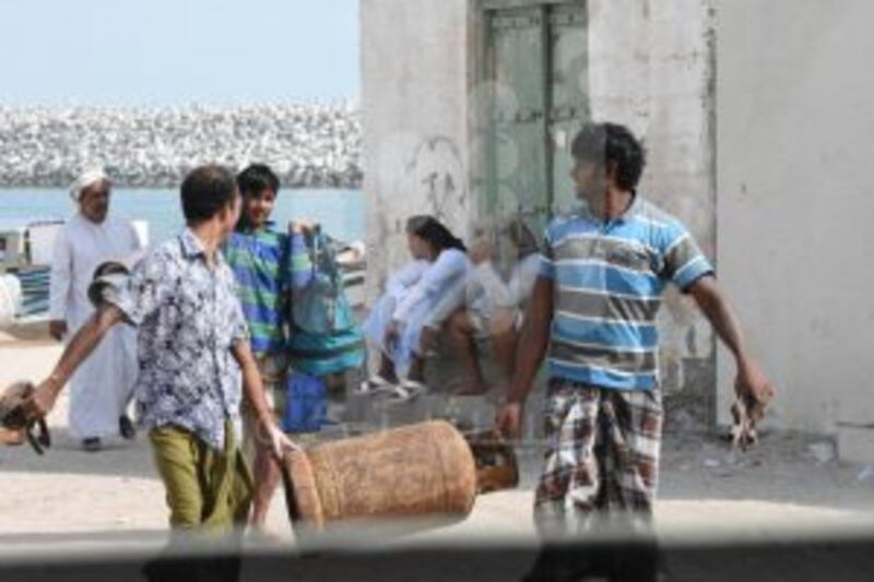 بالفيديو والصور: ممارسات خطيرة على السواحل الشرقية والجنوبية. .ومواطنون “يُعانون” و”يناشدون”