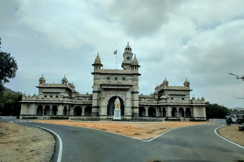 ماذا تعرف عن الكلية التي درس فيها السلطان سعيد بن تيمور والسيد فهر؟