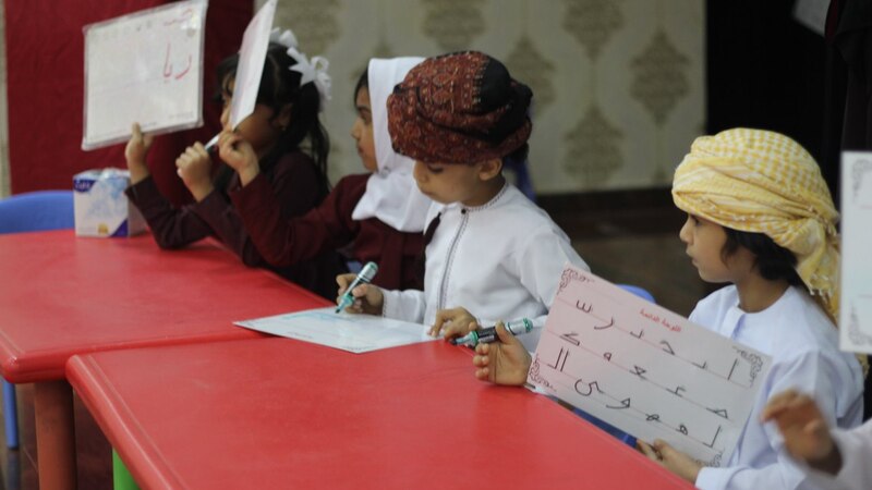 نتائجه سريعة ويناسب كل الأعمار: معلمة عُمانية تبتكر برنامجًا لتدريس حروف اللغة العربية