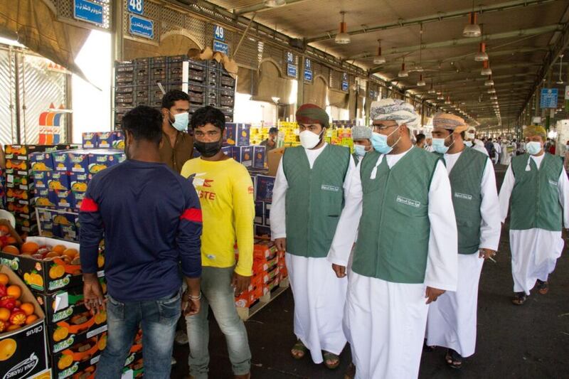 الحكماني يزور السوق المركزي بالموالح